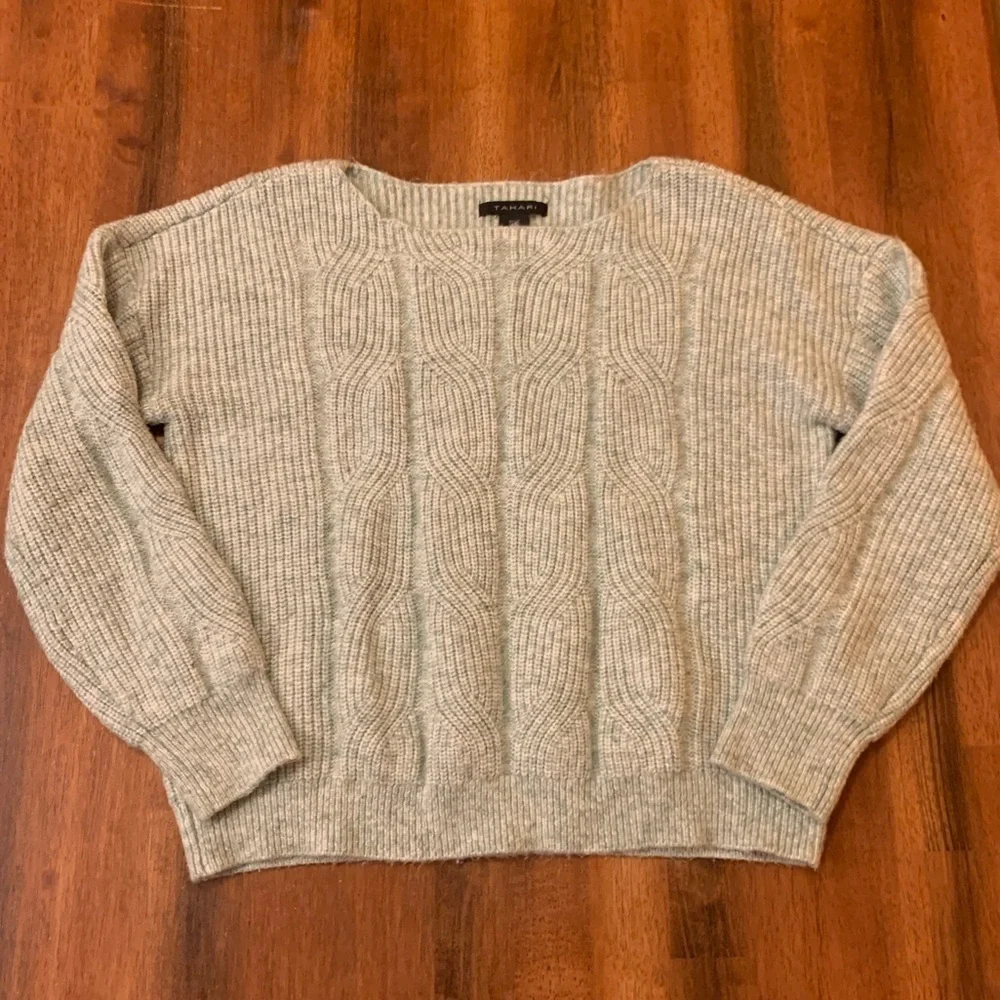 Tahari sweater women’s Large Sage Green boatneck thick casual cable knit